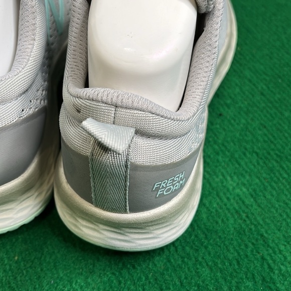 New Balance Women's Light Gray and Mint Athletic Shoes size 7,5 - Picture 4 of 5